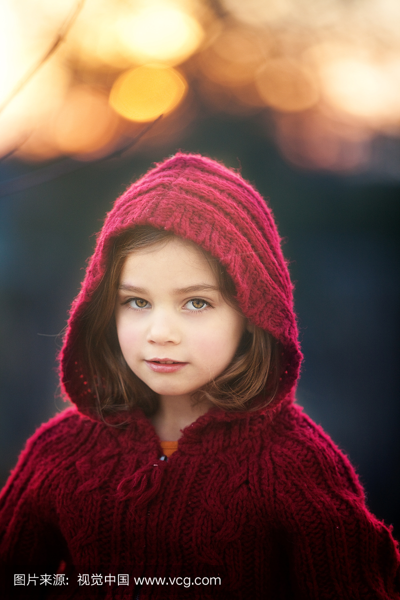 红色连帽毛衣的女孩肖像