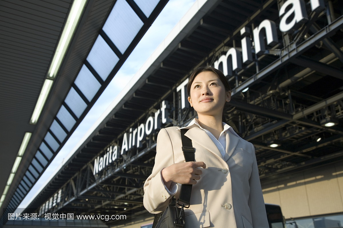 日本,千叶县,成田机场的年轻女商人