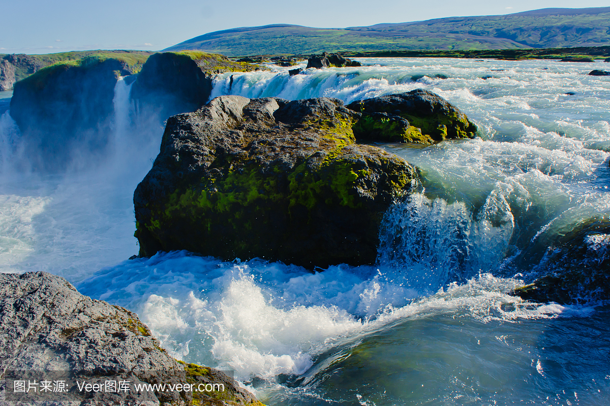 美丽的充满活力的全景图片与瀑布在冰岛的看法