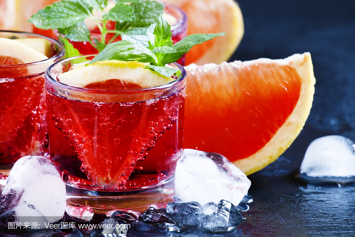柑橘红色鸡尾酒与葡萄柚切片和冰