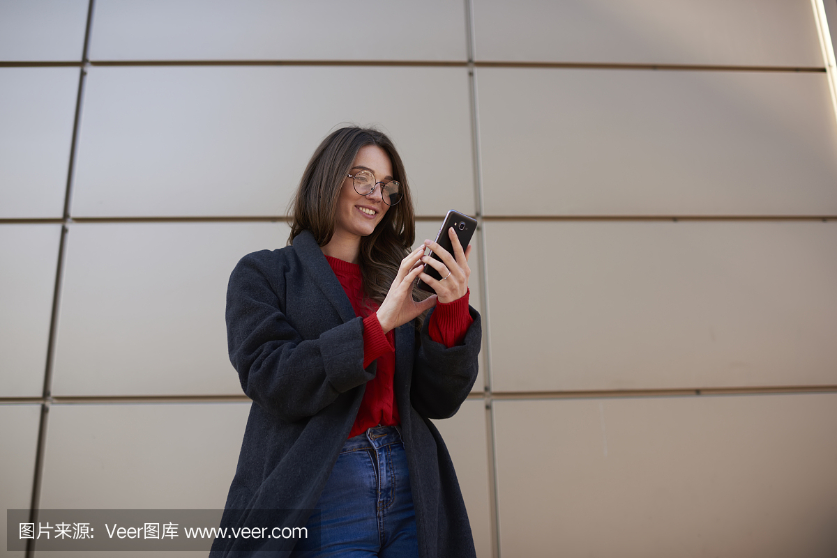 影和在互联网上与用户聊天论坛上的智能手机连