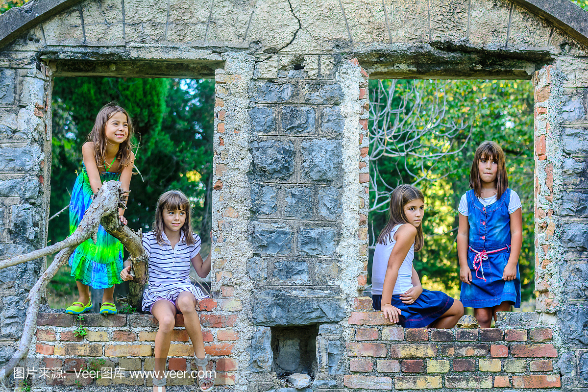 四个小女孩玩老房子废墟