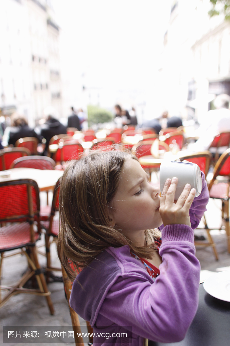 女孩在咖啡馆,蒙马特,法国巴黎喝热饮。