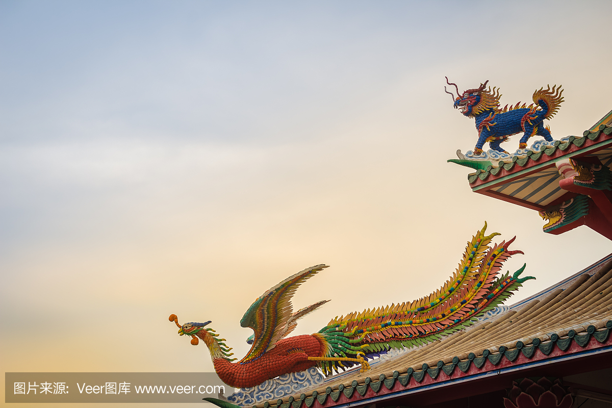 美丽的中国龙头独角兽和中国凤凰雕像在屋顶上