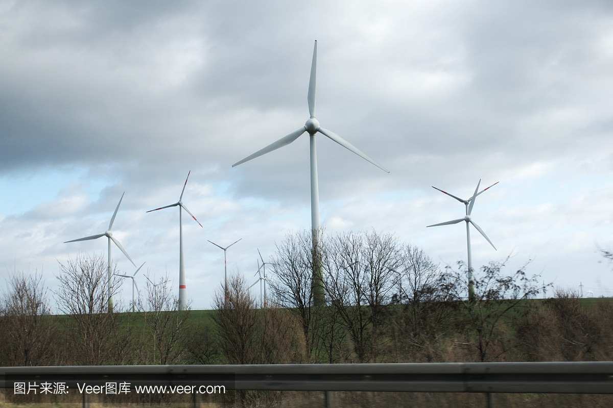靠近柏林高速公路旁的发电风车。