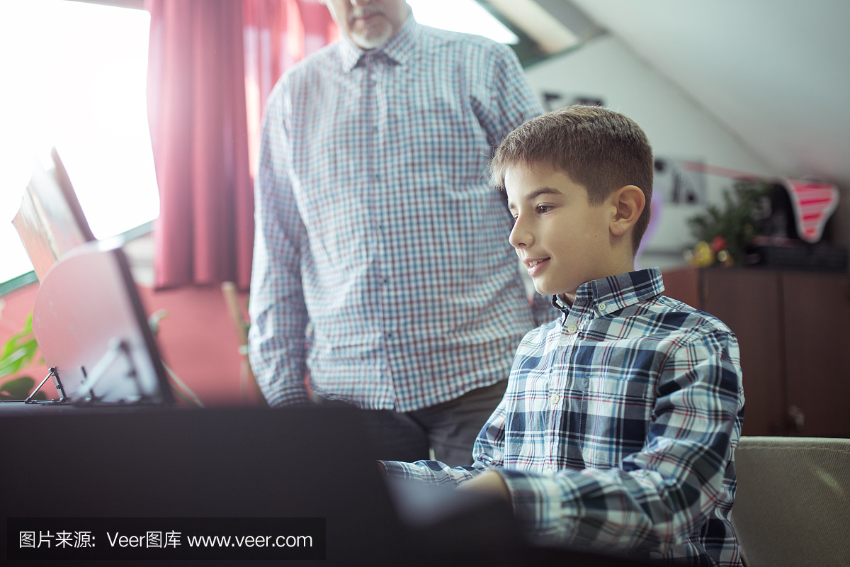 电钢琴,电子钢琴,电子琴,独奏演员