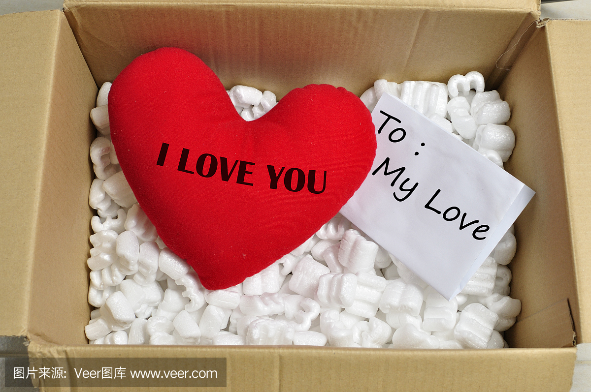 爱你爱心心形状在盒子里