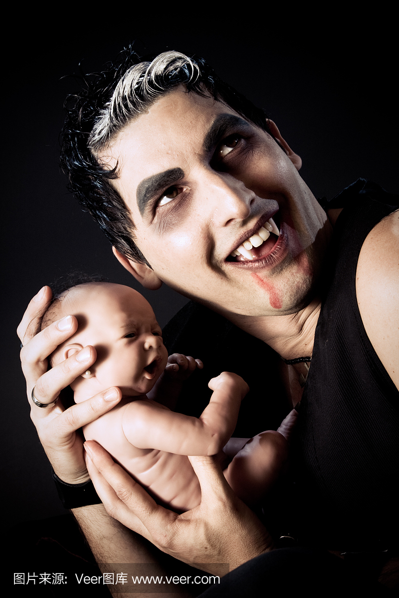 男性吸血鬼和一个婴儿。