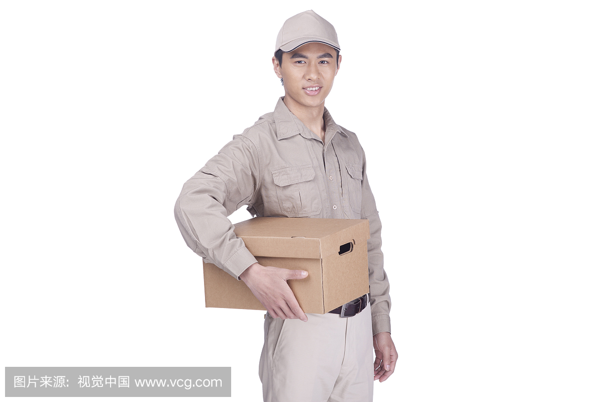 一个穿着工作服手拿箱子的青年快递员