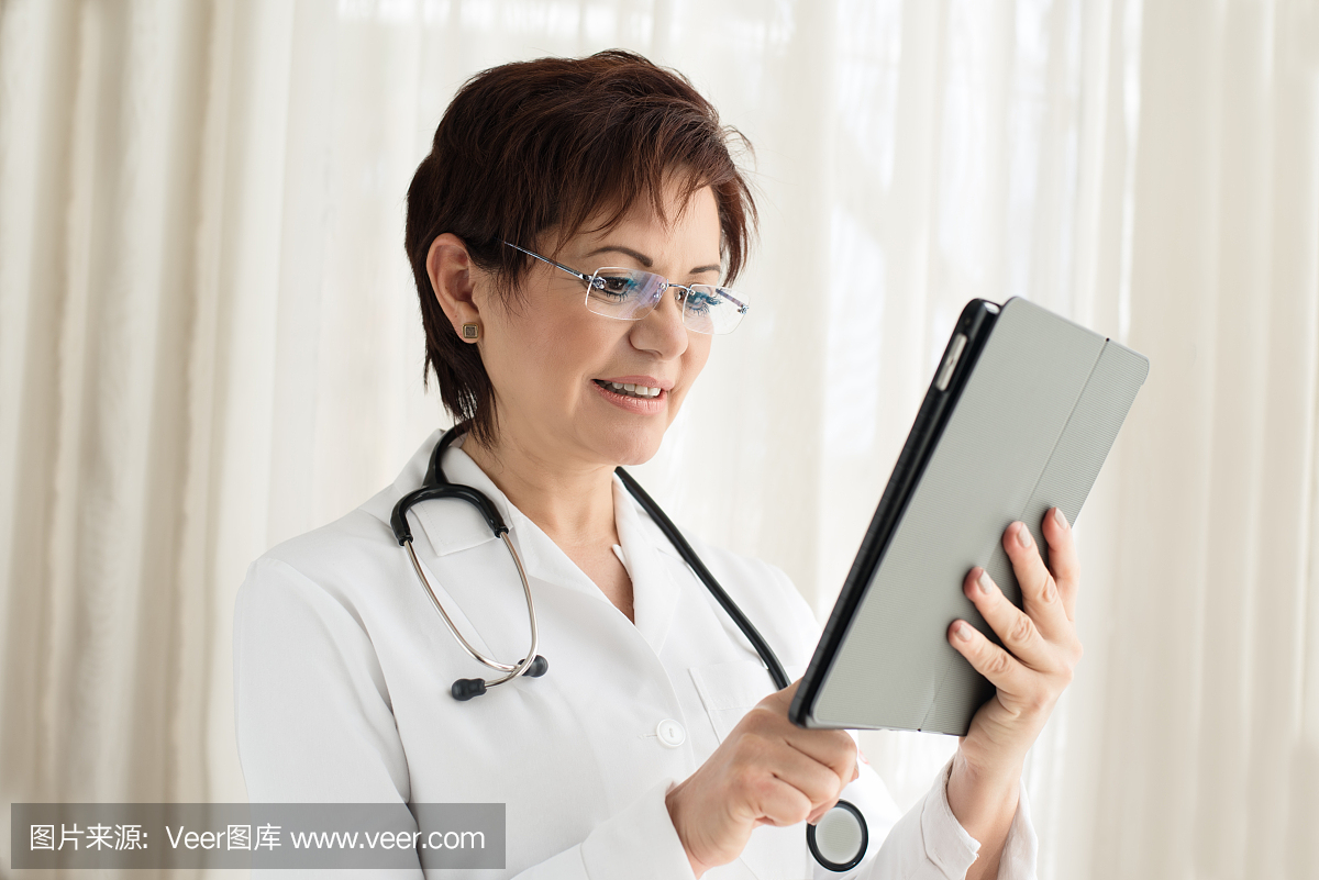 快乐的女医生在平板电脑上搜索网页