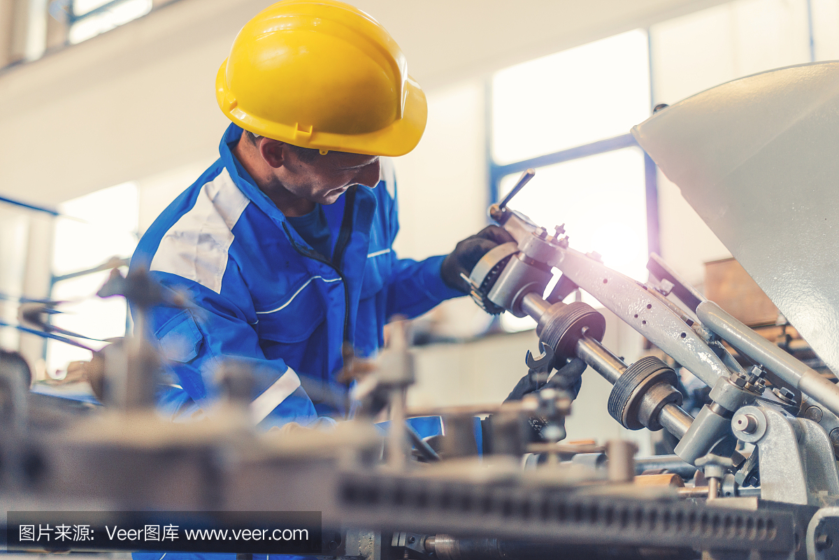 修理工在工厂照顾破碎机