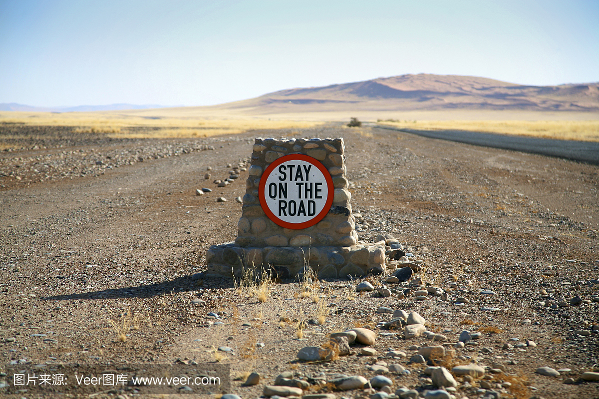 安全路标和沙漠在纳米比亚