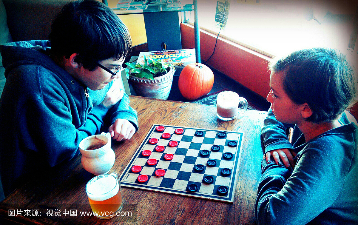 两个男孩玩跳棋