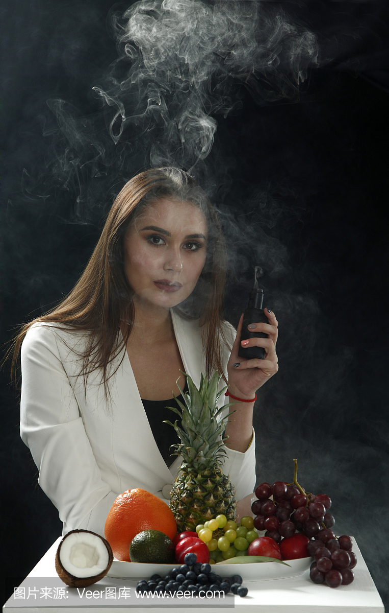 年轻性感的女孩吸烟vape e香烟附近的黑色背景