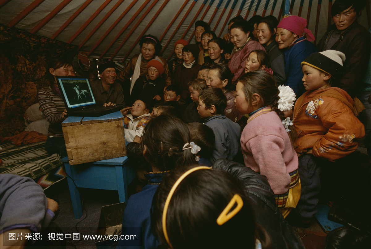 蒙古人民共和国牧民在计算机屏幕上显示自己的