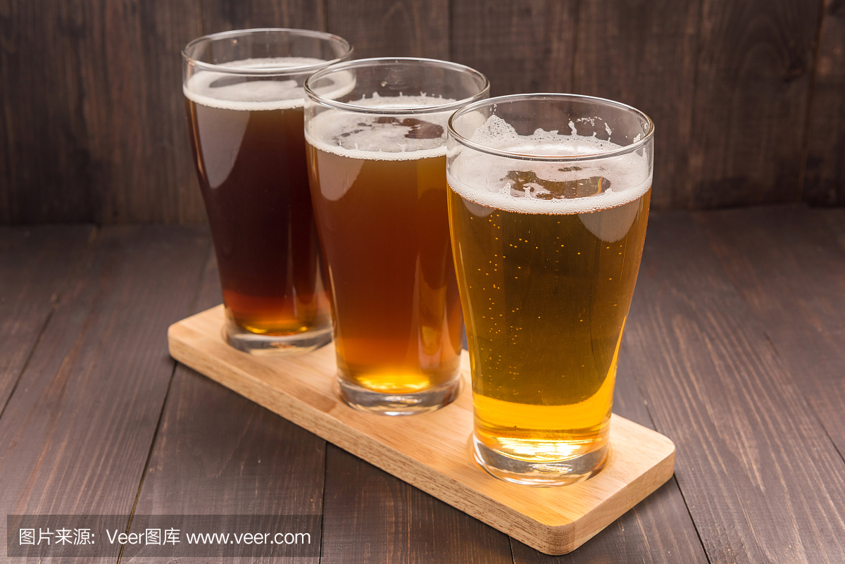 啤酒杯在木桌上分类