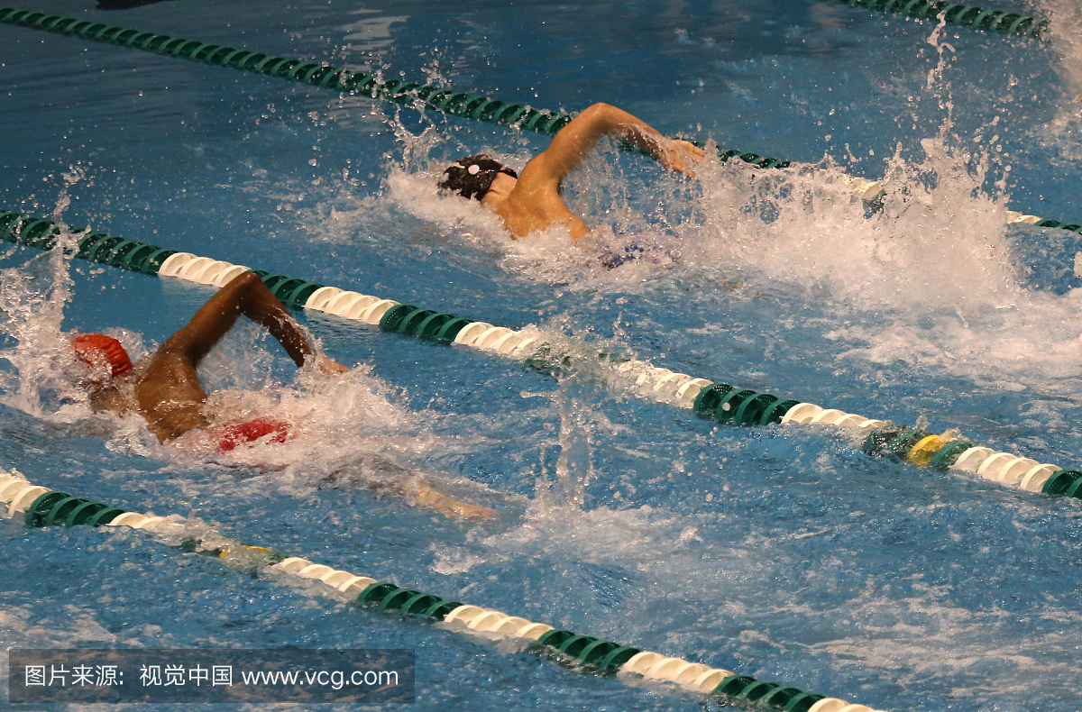 游泳运动员在比赛中