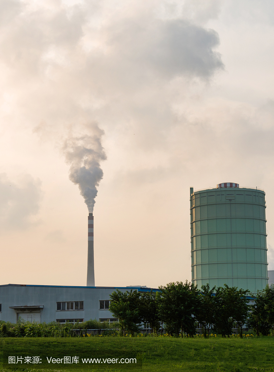 工厂烟囱冒出白烟