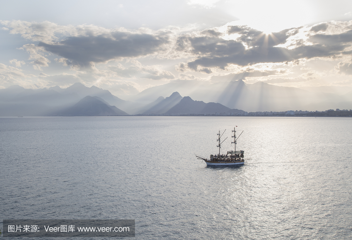 双桅船层平静的海湾水