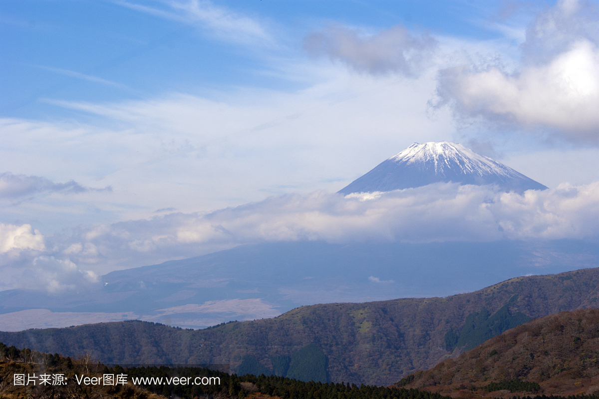 公吨。富士隐藏在日本箱根市的云彩中。 2
