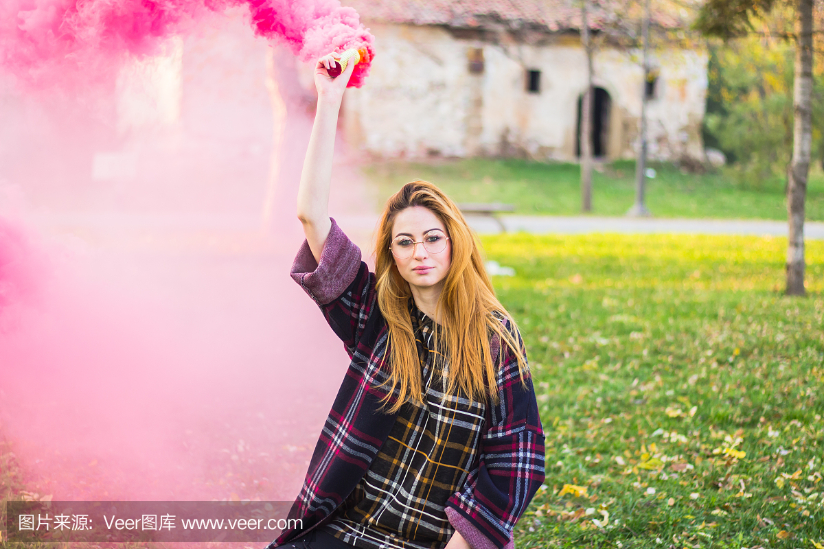 彩色烟雾弹的漂亮女孩。