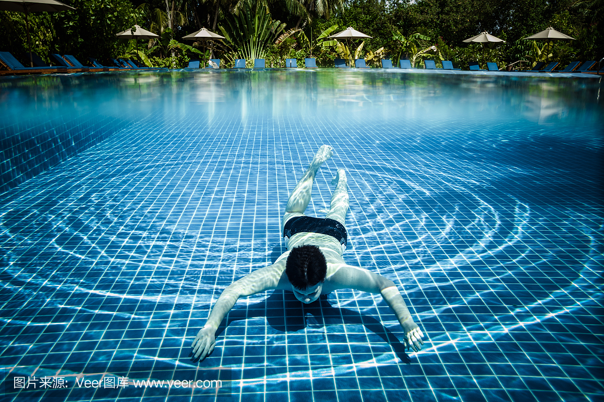 人在水中漂浮在游泳池