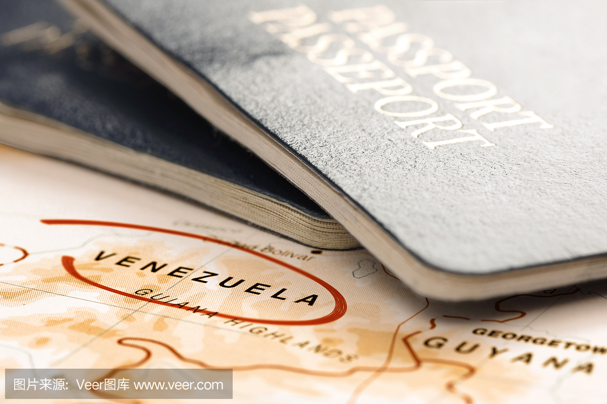 委内瑞拉目的地护照在地图上。旅游概念。