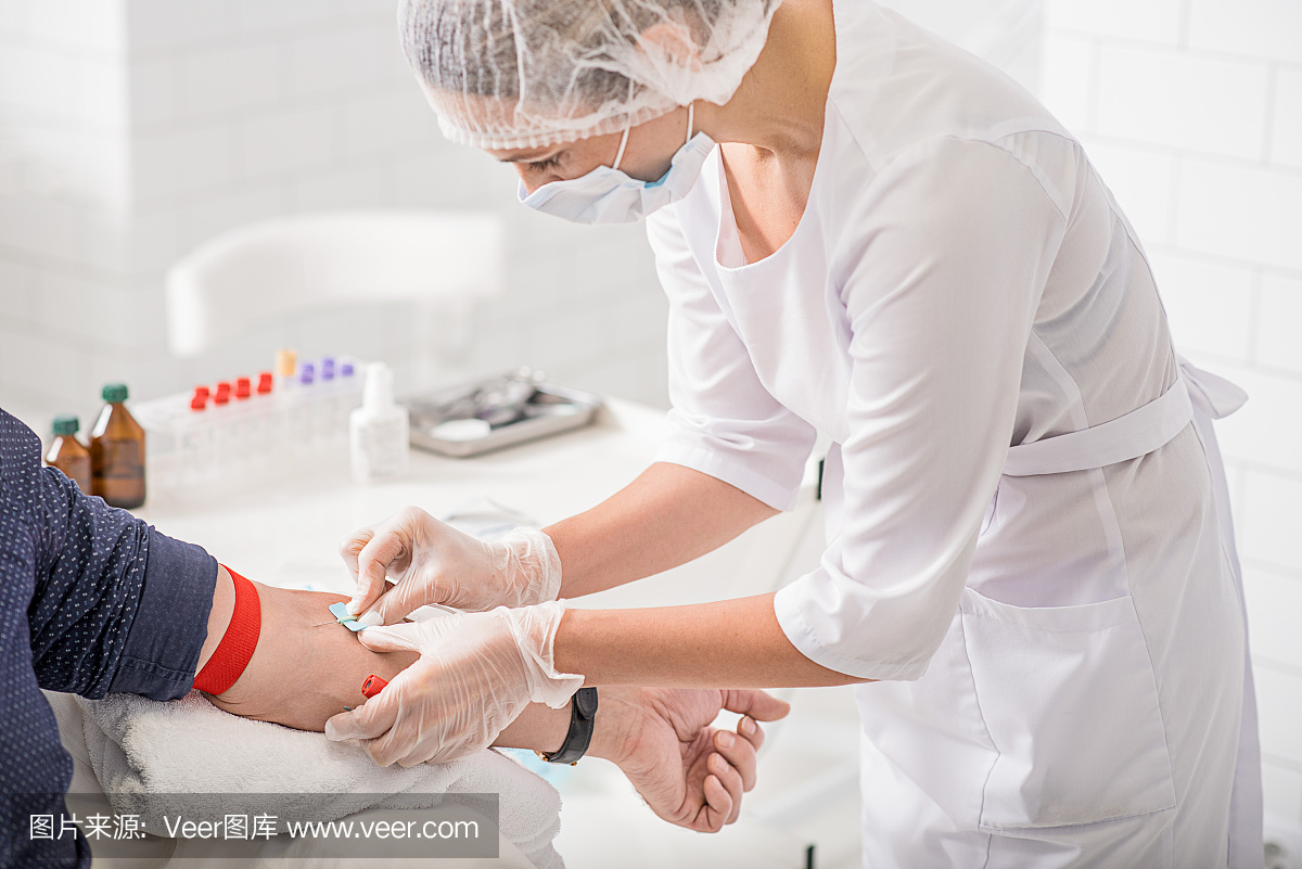 熟练的全科医生检测男性血液