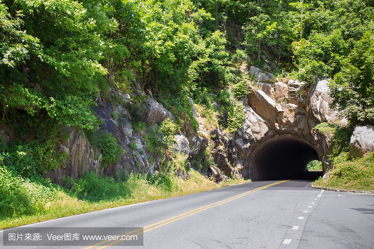 天际线驾驶隧道