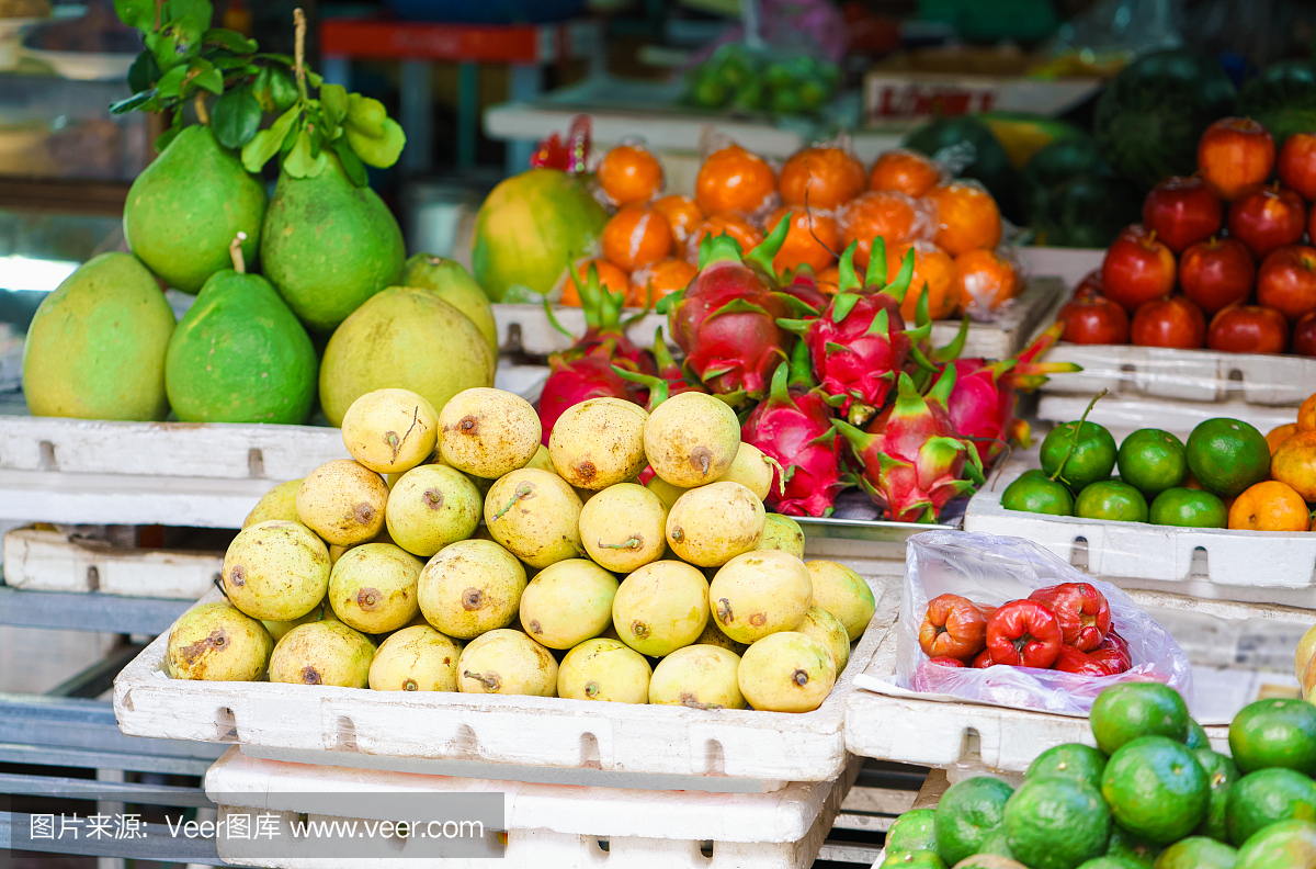 亚洲农民市场在越南销售芒果和龙果