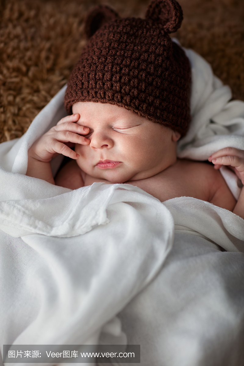 新生儿在宁静的小睡里放松
