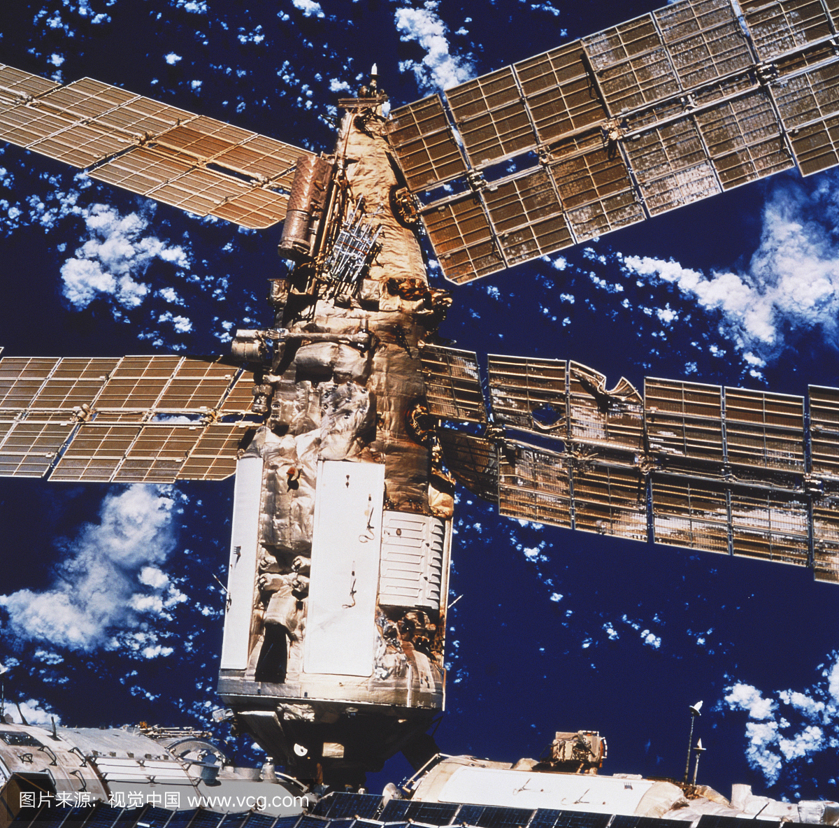 在俄罗斯太空站Mir的Spektr模块上,损坏的太阳