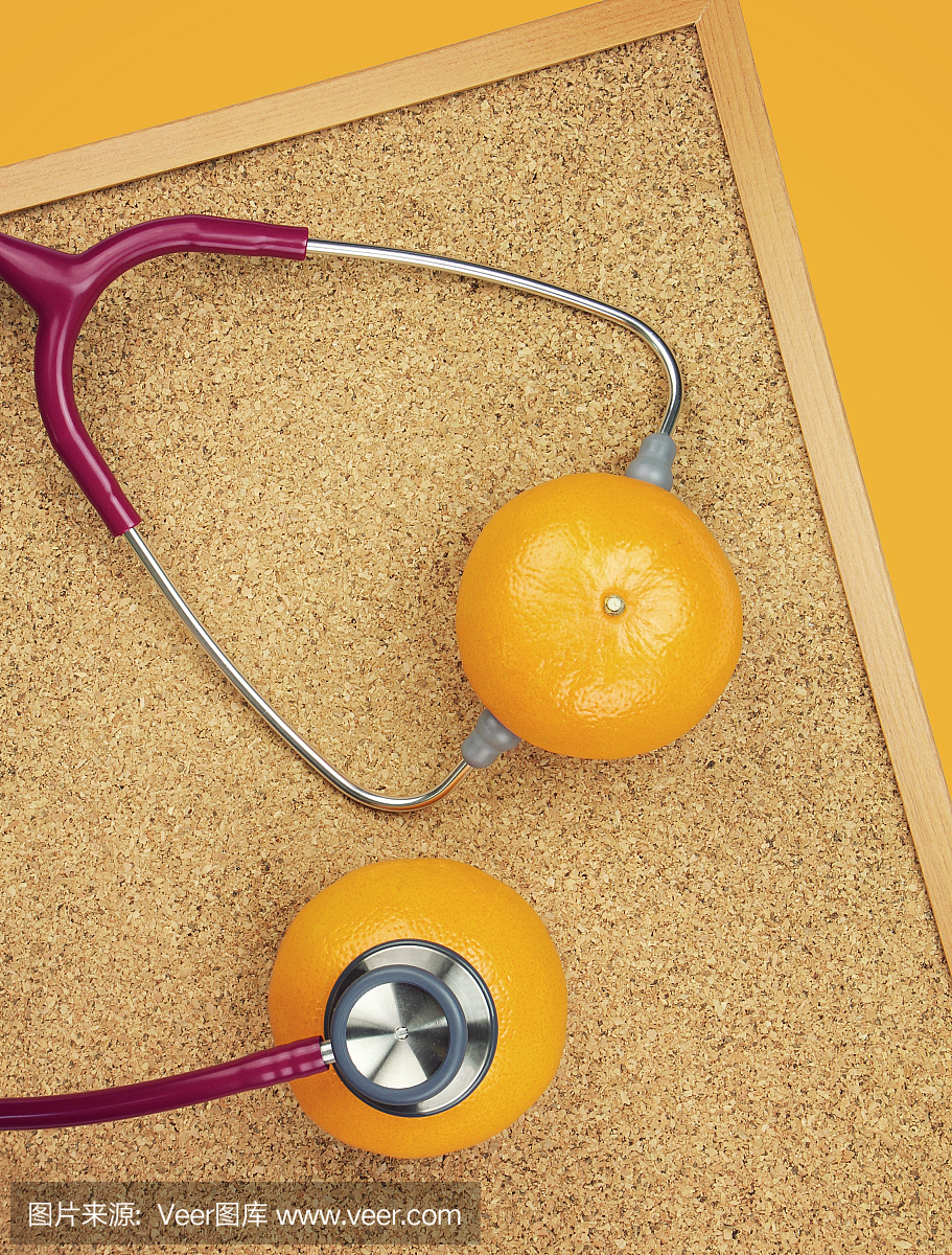 听诊器在软木板上检查橙色。医用器材