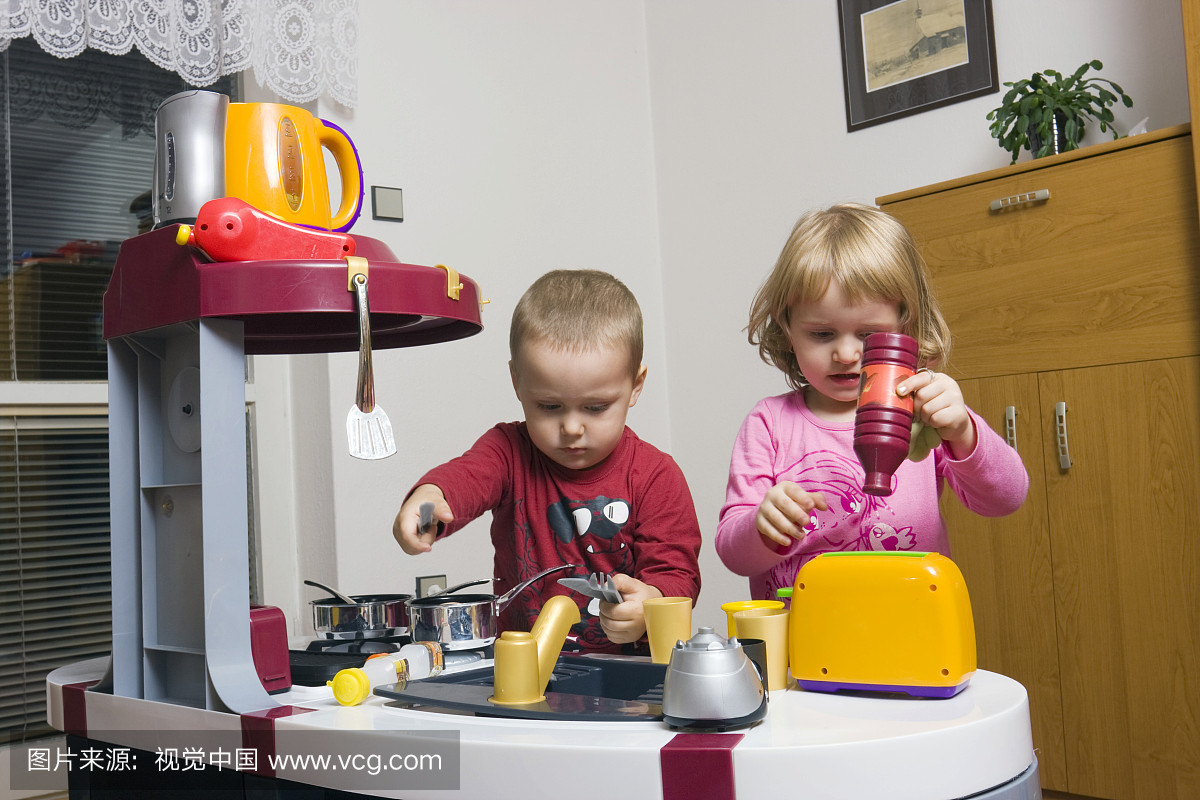 2岁及3岁的孩子,玩玩具厨房玩