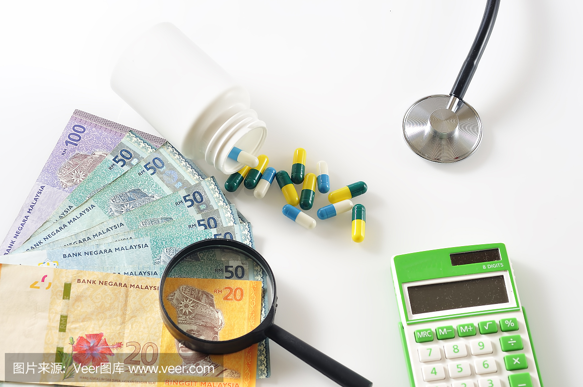 放大镜马来西亚银行笔记,药丸,听诊器和计算器