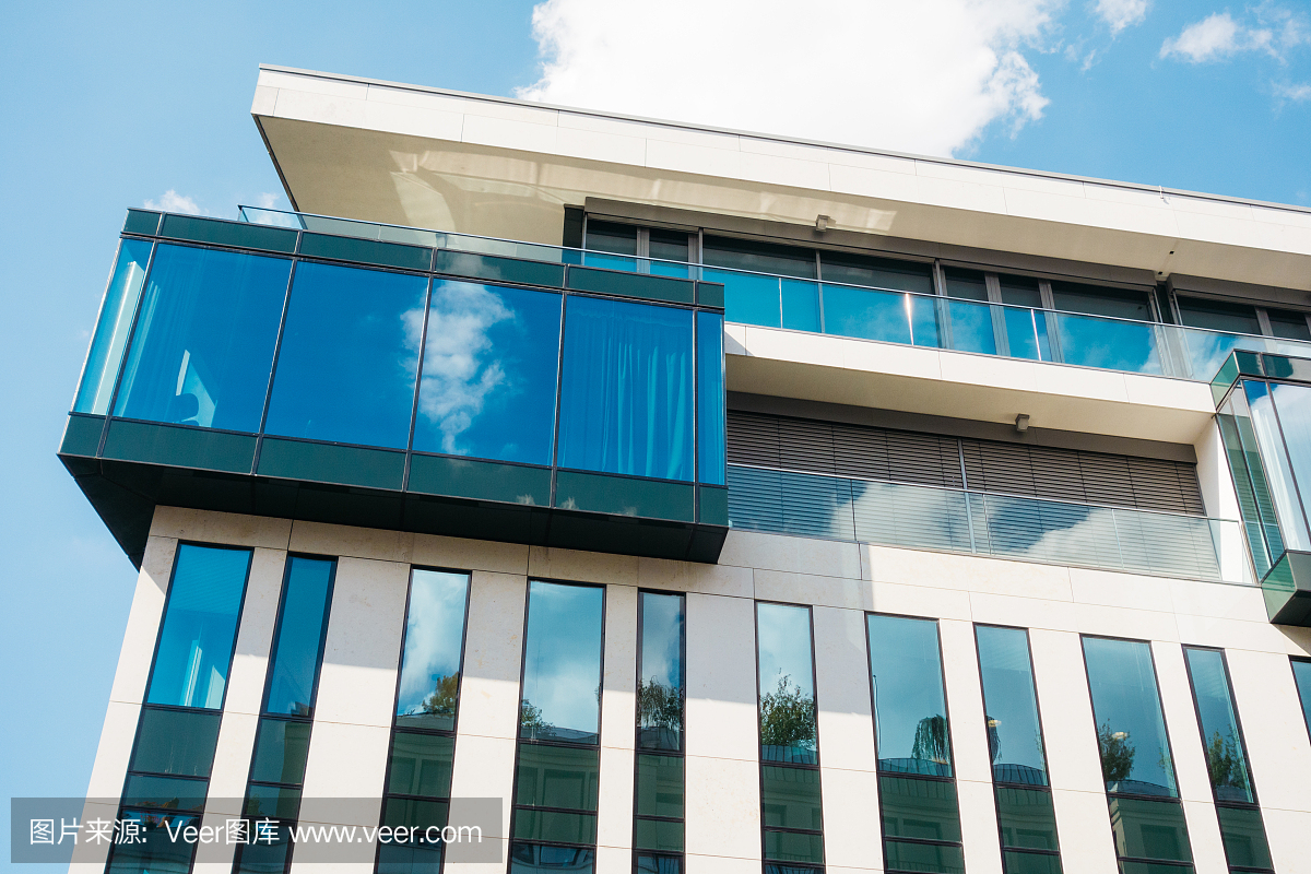 与大玻璃窗和小线条的未来派建筑