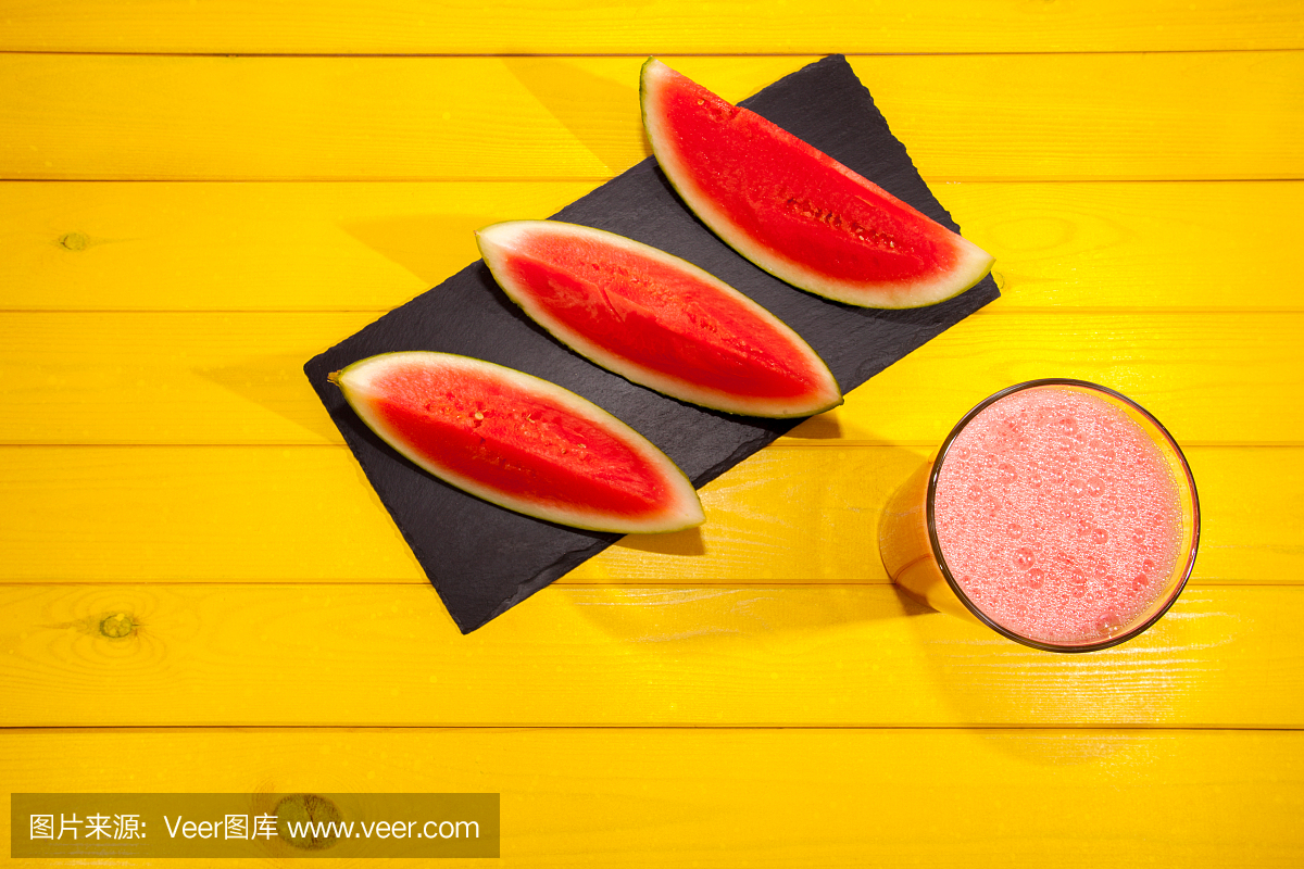 粉红色的泡沫西瓜汁饮料。酷爽爽的夏日冰沙