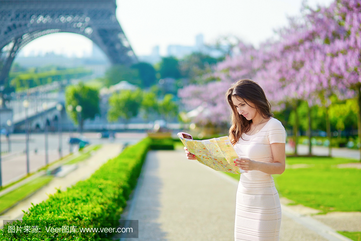 在巴黎埃菲尔铁塔附近的地图的妇女
