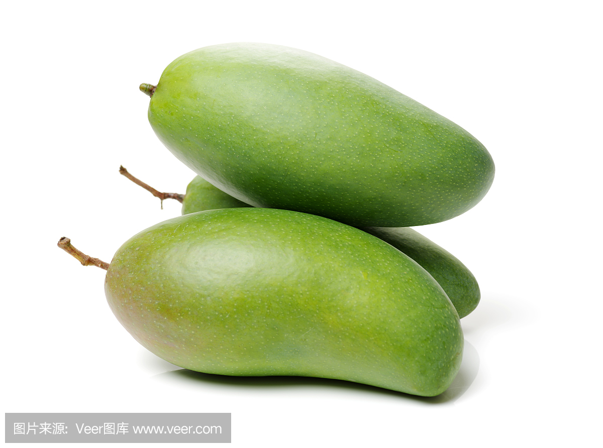 绿色芒果在白色背景上分离