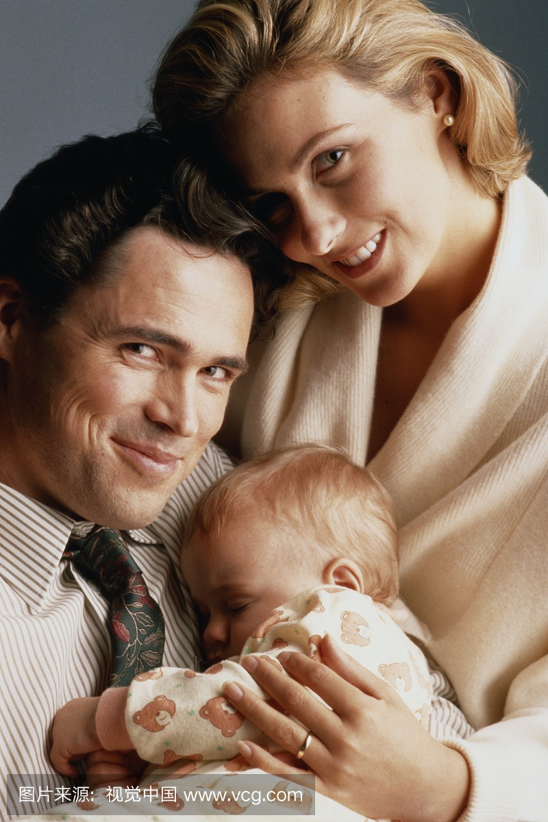 与睡觉的宝宝的夫妇肖像