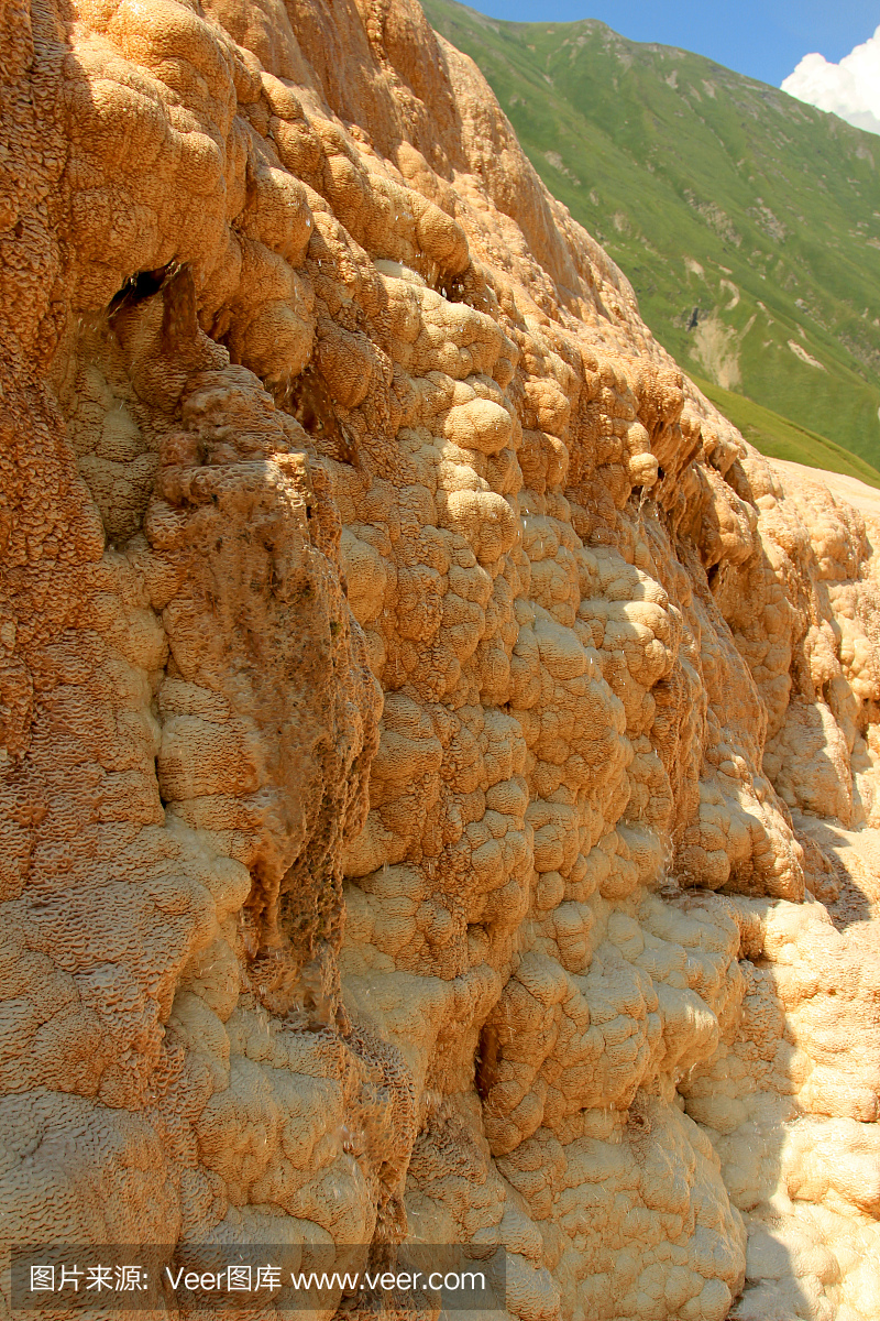部分岩石覆盖着钙质沉积物