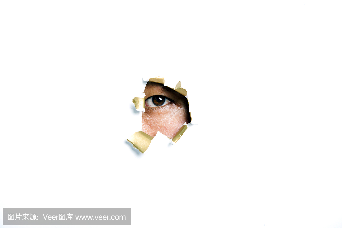 年轻的韩国人通过撕裂的纸孔看