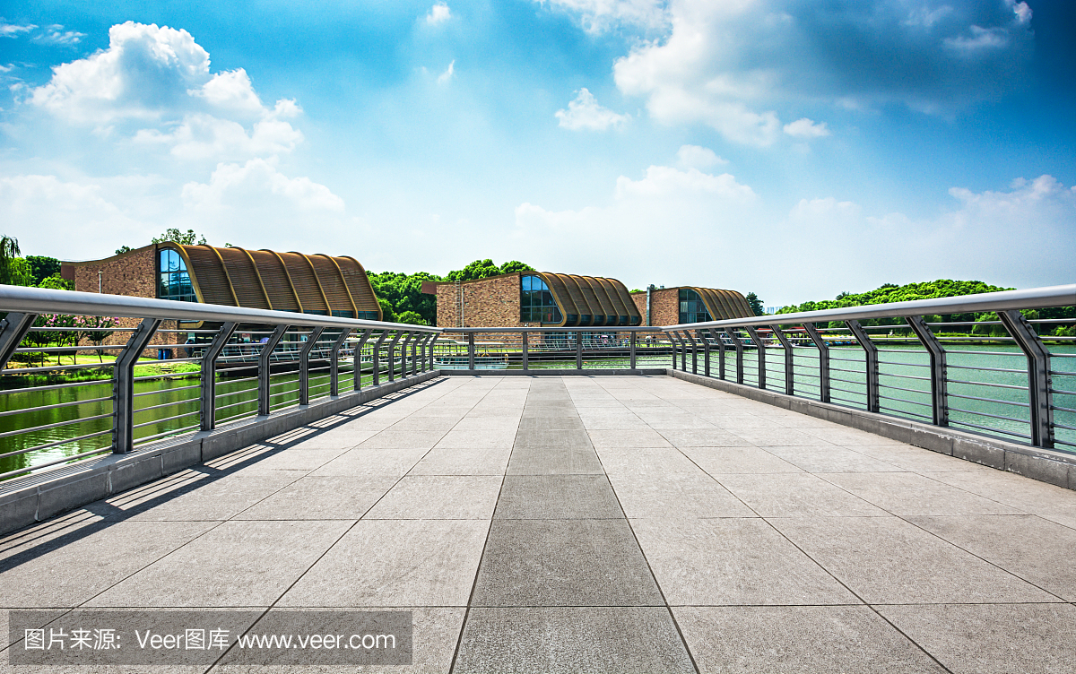 美丽的湖花园与反思