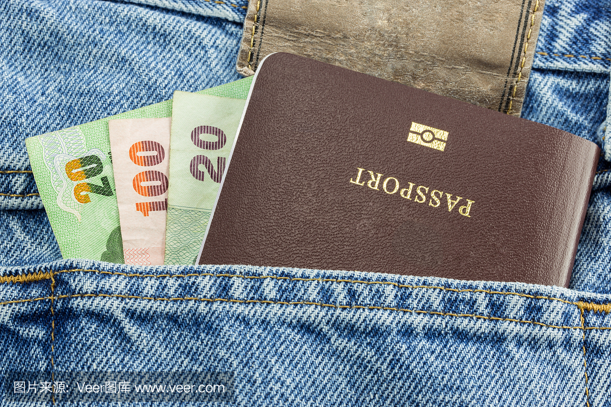 钱和护照蓝色牛仔裤