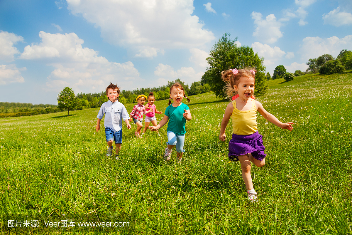 在夏天在绿色田野里跑步的孩子