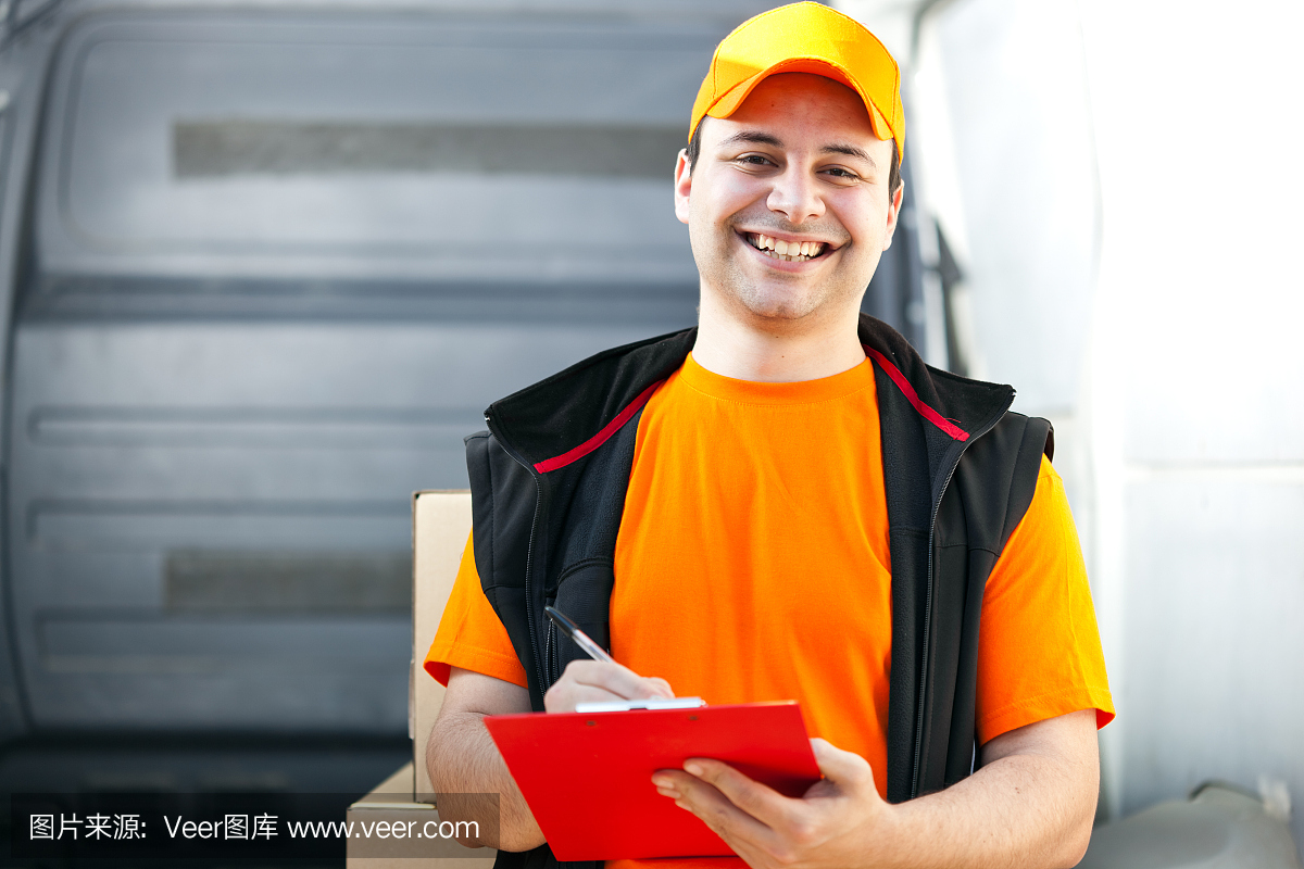 年轻人提供一个盒子和签名表格