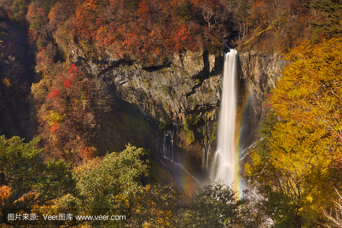 秋天附近的日本日光市的Kegon Falls