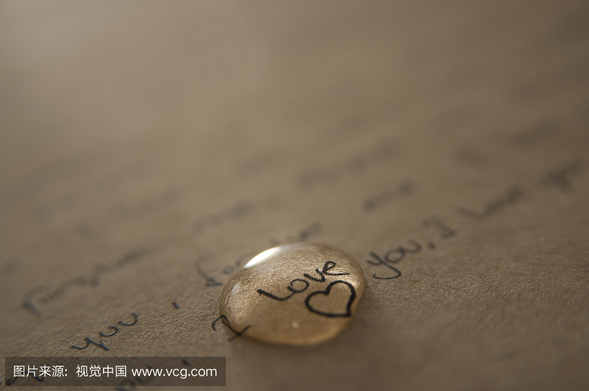 一个用黄金爱心写的棕色纸上的情书