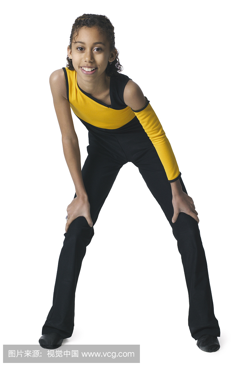 一个黄色和黑色紧身衣的非裔美国女孩倾向于一