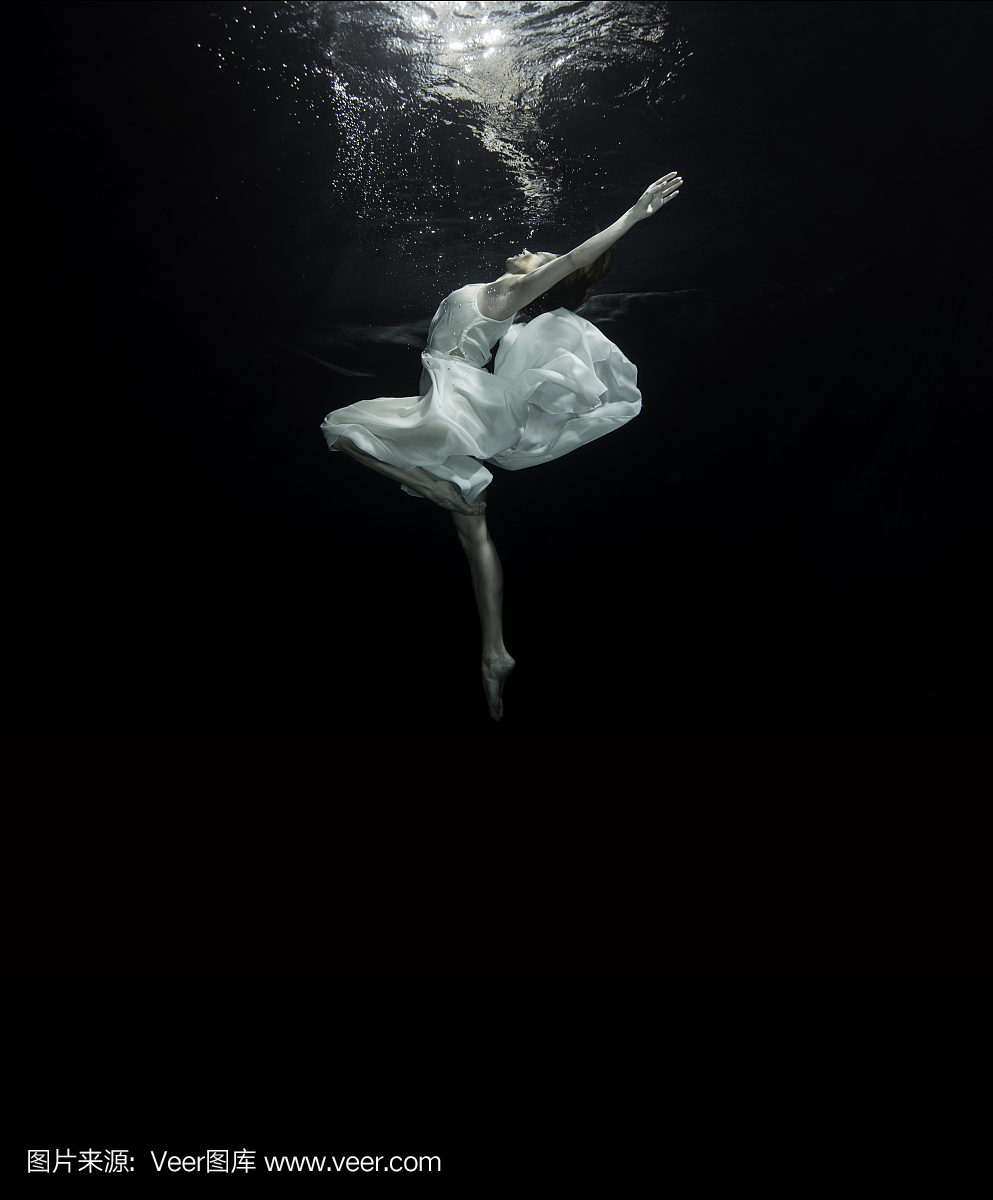 年轻女性芭蕾舞蹈家跳舞水下